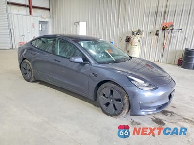 Czwarte zdjęcie samochodu z boku: 2021 TESLA MODEL 3 VIN:5YJ3E1EB4MF858013 - miniatura