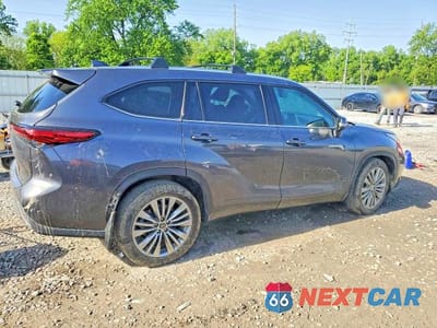Trzecie zdjęcie samochodu z tyłu: 2022 TOYOTA HIGHLANDER PLATINUM VIN:5TDFZRBHXNS196413 - miniatura