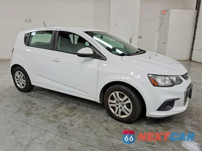 Czwarte zdjęcie samochodu z boku: 2019 CHEVROLET SONIC VIN:1G1JG6SB5K4122357 - miniatura