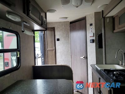 Zdjęcie 7 z 10 samochodu: 2017 WINNEBAGO M-170S CAMPER VIN:54CTW1H29H3032009 - miniatura