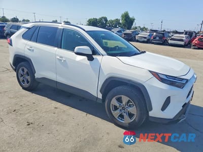 Czwarte zdjęcie samochodu z boku: 2023 TOYOTA RAV4 LE VIN:JTMMWRFV5PD204559 - miniatura
