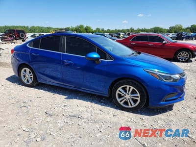 Czwarte zdjęcie samochodu z boku: 2018 CHEVROLET CRUZE LT VIN:1G1BE5SM9J7246375 - miniatura