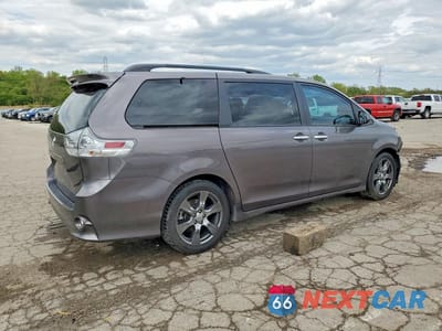 Trzecie zdjęcie samochodu z tyłu: 2017 TOYOTA SIENNA SE VIN:5TDXZ3DC3HS834086 - miniatura