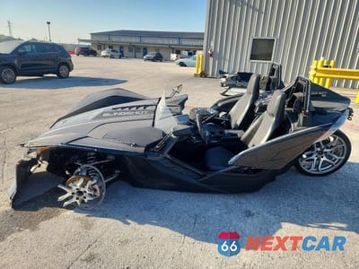 Trzecie zdjęcie samochodu z tyłu: 2021 POLARIS SLINGSHOT SL VIN:57XAAPGD0M8145525 - miniatura