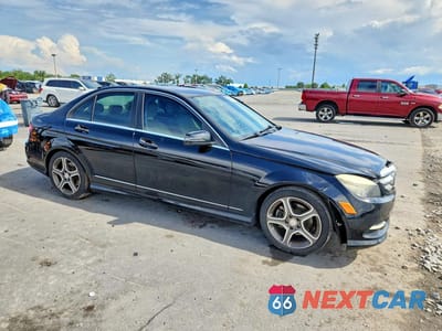Czwarte zdjęcie samochodu z boku: 2011 MERCEDES-BENZ C 300 VIN:WDDGF5EB7BR158957 - miniatura