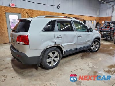 Trzecie zdjęcie samochodu z tyłu: 2013 KIA SORENTO EX VIN:5XYKUDA23DG371481 - miniatura