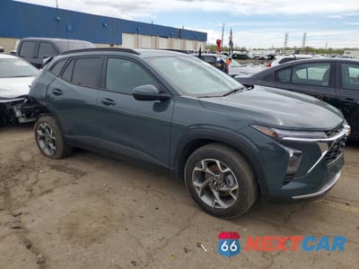 Czwarte zdjęcie samochodu z boku: 2025 CHEVROLET TRAX 1LT VIN:KL77LHEP7SC203699 - miniatura