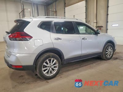 Trzecie zdjęcie samochodu z tyłu: 2018 NISSAN ROGUE SV VIN:5N1AT2MV5JC809633 - miniatura
