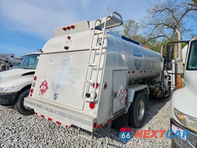 Czwarte zdjęcie samochodu z boku: 2011 INTERNATIONAL 4400 FUEL / LUBE TRUCK VIN:1HTMKAAN5BH330476 - miniatura