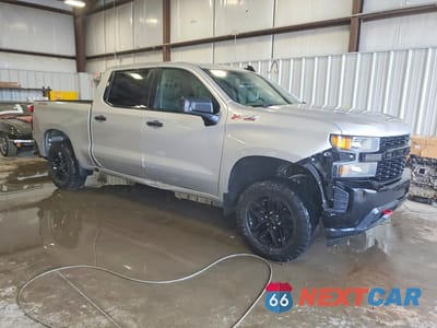 Czwarte zdjęcie samochodu z boku: 2019 CHEVROLET SILVERADO K1500 TRAIL BOSS CUSTOM VIN:3GCPYCEF0KG143048 - miniatura