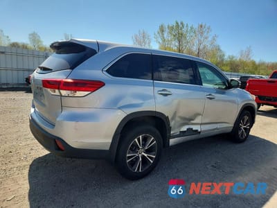 Trzecie zdjęcie samochodu z tyłu: 2017 TOYOTA HIGHLANDER LE VIN:5TDBZRFH3HS406511 - miniatura