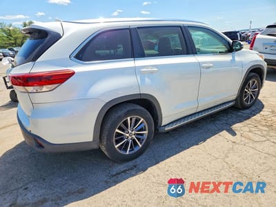 Trzecie zdjęcie samochodu z tyłu: 2017 TOYOTA HIGHLANDER XLE VIN:5TDKZRFH5HS193139 - miniatura