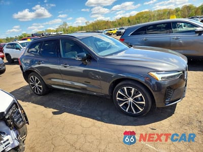 Czwarte zdjęcie samochodu z boku: 2024 VOLVO XC60 PLUS VIN:YV4L12RL5R1716240 - miniatura