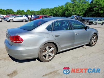 Trzecie zdjęcie samochodu z tyłu: 2013 VOLKSWAGEN PASSAT SE VIN:1VWBP7A31DC133003 - miniatura