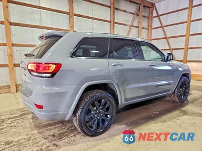 Trzecie zdjęcie samochodu z tyłu: 2022 JEEP GRAND CHEROKEE LAREDO E VIN:1C4RJFAG5NC112933 - miniatura