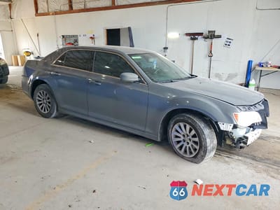 Czwarte zdjęcie samochodu z boku: 2012 CHRYSLER 300 VIN:2C3CCAAG7CH312715 - miniatura