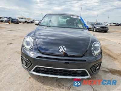 Piąte zdjęcie samochodu w środku: 2018 VOLKSWAGEN BEETLE DUNE VIN:3VWSD7AT7JM708014 - miniatura