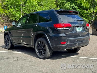 Trzecie zdjęcie samochodu z tyłu: 2018 JEEP GRAND CHEROKEE LAREDO VIN:1C4RJFAG0JC139919 - miniatura