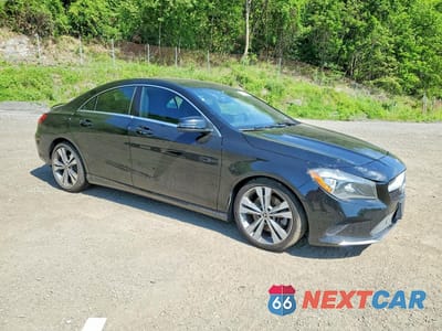 Czwarte zdjęcie samochodu z boku: 2019 MERCEDES-BENZ CLA 250 4MATIC VIN:WDDSJ4GB2KN722845 - miniatura