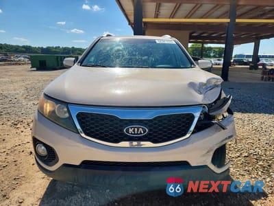 Piąte zdjęcie samochodu w środku: 2011 KIA SORENTO LX VIN:5XYKT4A11BG035898 - miniatura