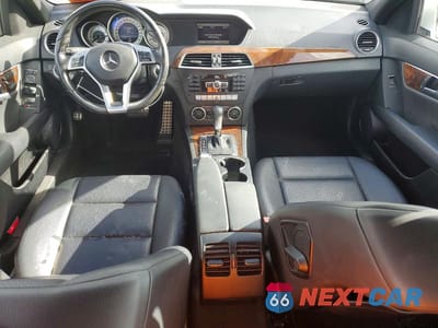 Zdjęcie 8 z 12 samochodu: 2013 MERCEDES-BENZ C 300 4MATIC VIN:WDDGF8AB9DR242451 - miniatura