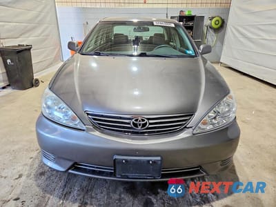 Piąte zdjęcie samochodu w środku: 2005 TOYOTA CAMRY LE VIN:4T1BE32K55U983361 - miniatura