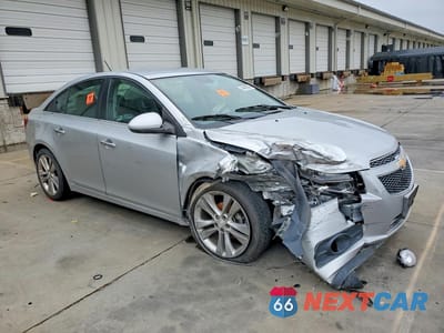 Czwarte zdjęcie samochodu z boku: 2013 CHEVROLET CRUZE VIN:1G1PG5SB8D7228081 - miniatura