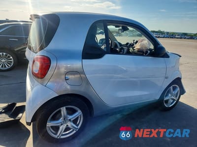 Trzecie zdjęcie samochodu z tyłu: 2016 SMART FORTWO VIN:WMEFJ5DA4GK123419 - miniatura