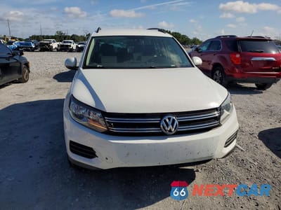 Piąte zdjęcie samochodu w środku: 2016 VOLKSWAGEN TIGUAN S VIN:WVGAV7AX0GW585613 - miniatura