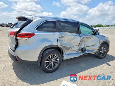 Trzecie zdjęcie samochodu z tyłu: 2017 TOYOTA HIGHLANDER XLE VIN:5TDJZRFH2HS511830 - miniatura
