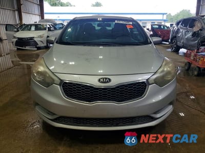 Piąte zdjęcie samochodu w środku: 2015 KIA FORTE LX VIN:KNAFK4A61F5418929 - miniatura