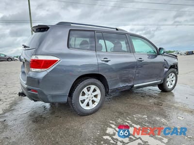 Trzecie zdjęcie samochodu z tyłu: 2013 TOYOTA HIGHLANDER SE VIN:5TDZK3EHXDS101969 - miniatura