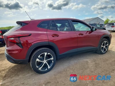 Trzecie zdjęcie samochodu z tyłu: 2025 CHEVROLET TRAX 1RS VIN:KL77LGEP5SC294840 - miniatura