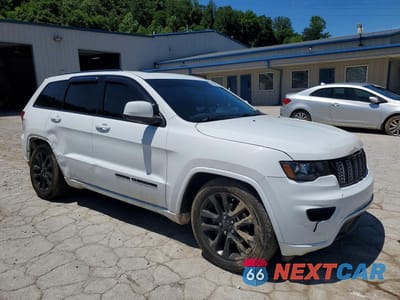 Czwarte zdjęcie samochodu z boku: 2020 JEEP GRAND CHEROKEE LAREDO VIN:1C4RJFAG4LC361561 - miniatura