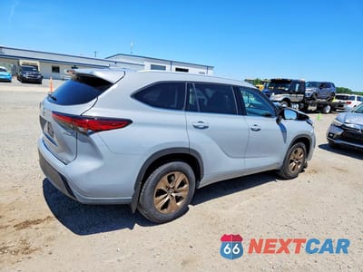 Trzecie zdjęcie samochodu z tyłu: 2022 TOYOTA HIGHLANDER HYBRID BRONZE EDITION VIN:5TDABRCH0NS542871 - miniatura