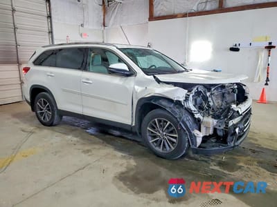 Czwarte zdjęcie samochodu z boku: 2019 TOYOTA HIGHLANDER XLE VIN:5TDJZRFHXKS600259 - miniatura