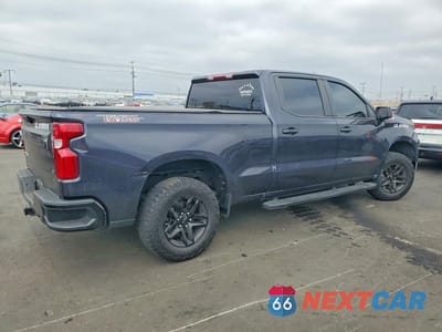 Trzecie zdjęcie samochodu z tyłu: 2024 CHEVROLET SILVERADO K1500 LT TRAIL BOSS VIN:3GCUDFED7RG399745 - miniatura