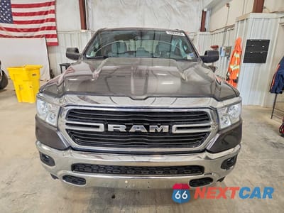 Piąte zdjęcie samochodu w środku: 2021 RAM 1500 BIG HORN VIN:1C6SRFFT5MN787028 - miniatura