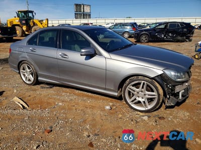 Czwarte zdjęcie samochodu z boku: 2013 MERCEDES-BENZ C 250 VIN:WDDGF4HB3DA848762 - miniatura