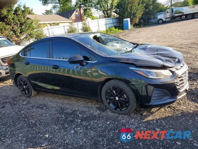 Czwarte zdjęcie samochodu z boku: 2019 CHEVROLET CRUZE LT VIN:1G1BE5SM4K7109720 - miniatura