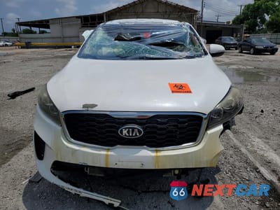 Piąte zdjęcie samochodu w środku: 2019 KIA SORENTO LX VIN:5XYPG4A36KG537690 - miniatura