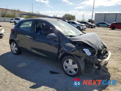 Czwarte zdjęcie samochodu z boku: 2014 MAZDA MAZDA2 SPORT VIN:JM1DE1KZ7E0186762 - miniatura