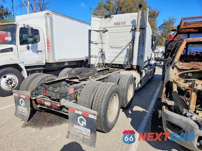 Czwarte zdjęcie samochodu z boku: 2015 VOLVO VNL SEMI TRUCK VIN:4V4NC9EH0FN919366 - miniatura