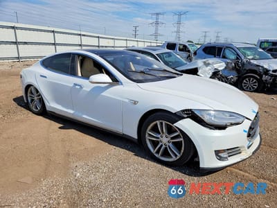 Czwarte zdjęcie samochodu z boku: 2013 TESLA MODEL S VIN:5YJSA1CN1DFP13869 - miniatura