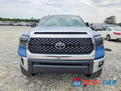 Piąte zdjęcie samochodu w środku: 2019 TOYOTA TUNDRA CREWMAX SR5 VIN:5TFDW5F17KX855818 - miniatura