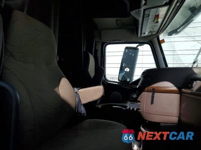 Piąte zdjęcie samochodu w środku: 2016 VOLVO VNL SEMI TRUCK VIN:4V4NC9EH1GN948747 - miniatura
