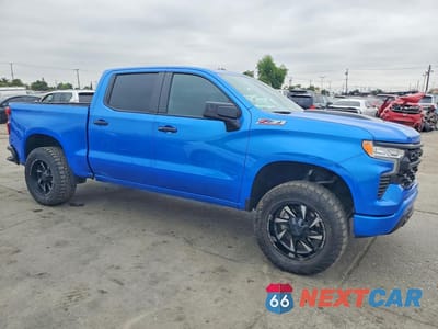 Czwarte zdjęcie samochodu z boku: 2025 CHEVROLET SILVERADO K1500 LT TRAIL BOSS VIN:3GCUKFEDXSG290952 - miniatura