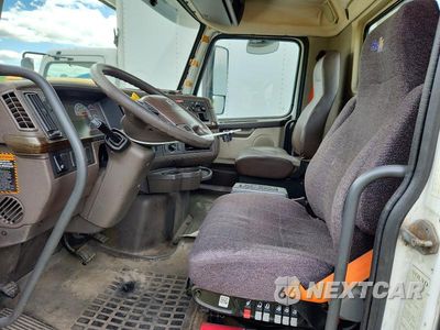 Piąte zdjęcie samochodu w środku: 2016 VOLVO VNL SEMI TRUCK VIN:4V4N39TG2GN965499 - miniatura