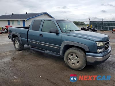 Czwarte zdjęcie samochodu z boku: 2006 CHEVROLET SILVERADO K1500 VIN:1GCEK19B86Z154812 - miniatura
