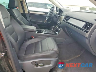 Piąte zdjęcie samochodu w środku: 2016 VOLKSWAGEN TOUAREG VIN:WVGEP9BP6GD006870 - miniatura
